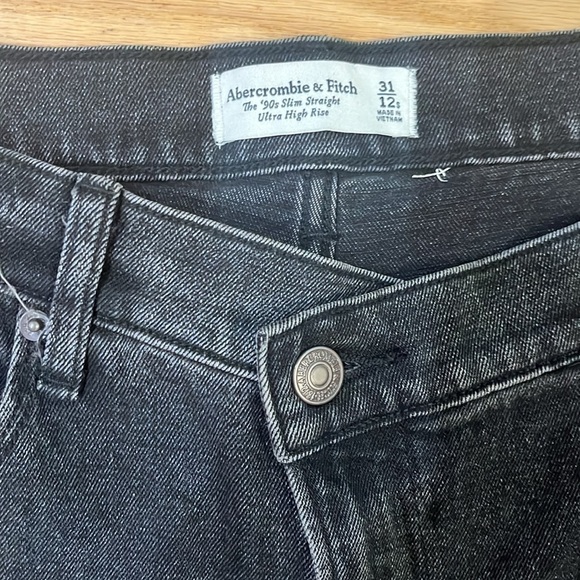 NWOT Abercrombie & Fitch Ultra High Rise 90s Slim Straight Jean Size 31/12S - Picture 7 of 8